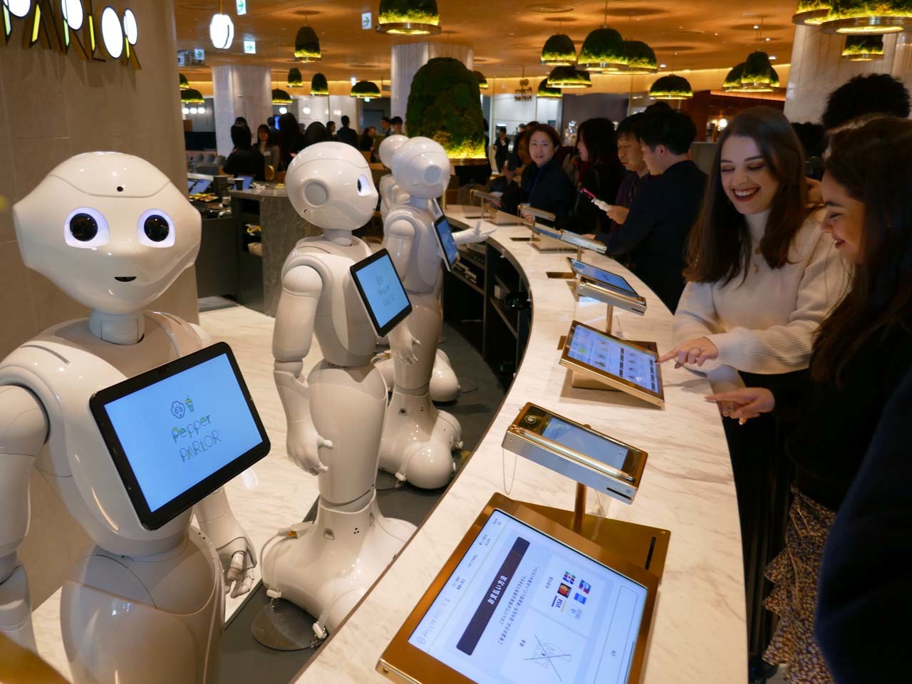 機械でなく人が必要問われる理由